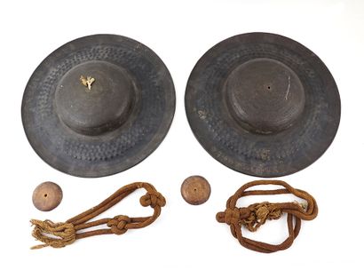 TIBET 

Deux cymbales rituelles. 
Tibet,...