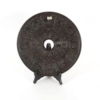 null CHINE / CHINA 

A mottled dark serpentine stone disc depicting the zodiac guardians.

Diameter...