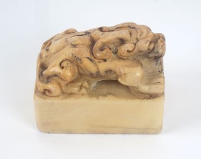 null LION
Scholar's seal in cream stone surmounted by a lion. China. 

7,7 x 4cm...