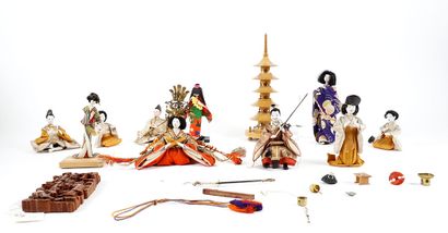 null JAPON / JAPAN 

Ensemble de miniatures et poupées. 
Japon, milieu XXe siècle...