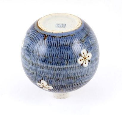 null JAPON / JAPAN 

Petit vase. Japon, XXe siècle

Hauteur : 12cm ou 4 3/4"