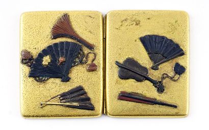 null PÉRIODE MEIJI / MEIJI PERIOD
Gold lacquered beard set, with fan design, including...