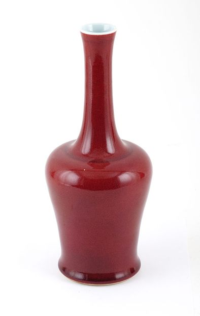 CHINE / CHINA 

Enameled oxblood mallet vase,...