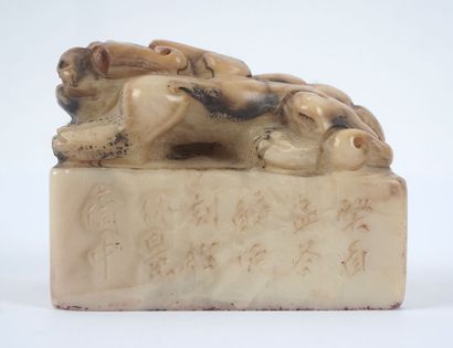null LION
Scholar's seal in cream stone surmounted by a lion. China. 

7,7 x 4cm...