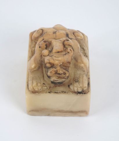 null LION

Sceau d'érudit en pierre crème surmonté d'un lion. Chine. 

7,7 x 4cm...