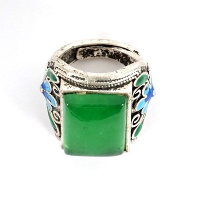 null JADE 

Bague en jadéite teintée.