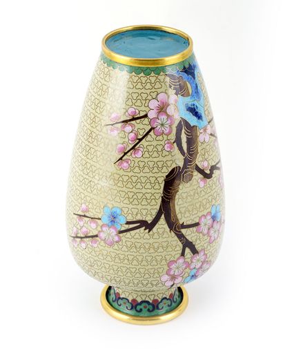 null JAPON / JAPAN 

Vase en cloisonnés sur cuivre. Japon, 1ère moitié du XXe siècle

Hauteur...