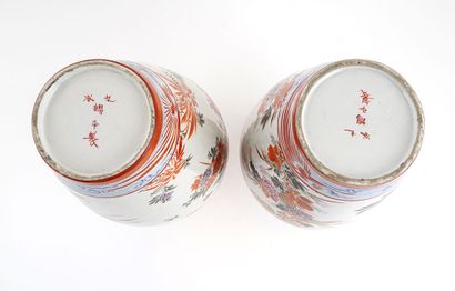 null JAPON / JAPAN 

Paire de vases en porcelaine, à décor de faisans parmi des chrysanthèmes....