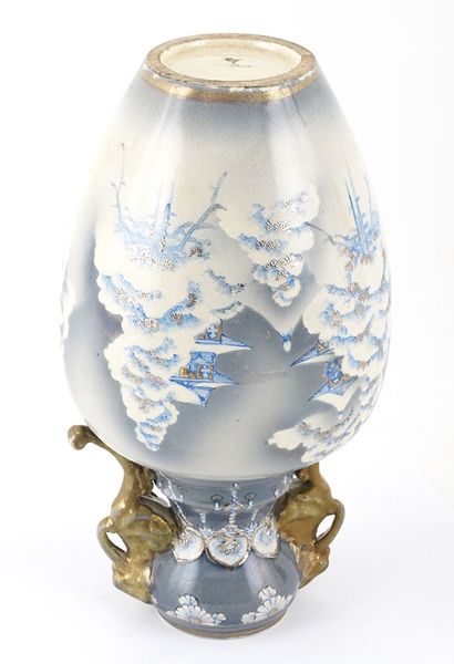 null JAPON / JAPAN

Vase with winter decoration and two handles. Japan, mid 20th...