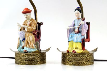 null CHINE / CHINA 

Deux magots en porcelaine. 
Chine, milieu XXe siècle 

Hauteur...