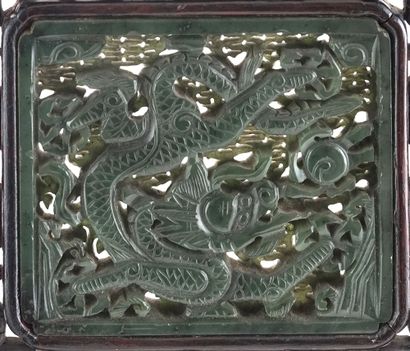 null SERPENTINE

Écran de table, avec médaillon en serpentine à décor de dragons....