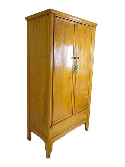 null Chinese cabinet in varnished light wood. Closing system in metal, with two small...