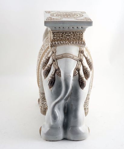 null INDE / INDIA 

Porcelain subject representing a white elephant with a touch...