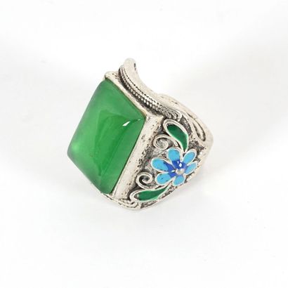 null JADE 

Bague en jadéite teintée.