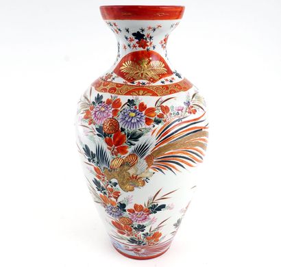 null JAPON / JAPAN 

Paire de vases en porcelaine, à décor de faisans parmi des chrysanthèmes....
