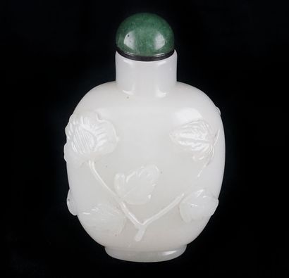 null JADE

White jade snuff bottle. 
China, 20th century

Height : 7,5cm or 3" 
Total...