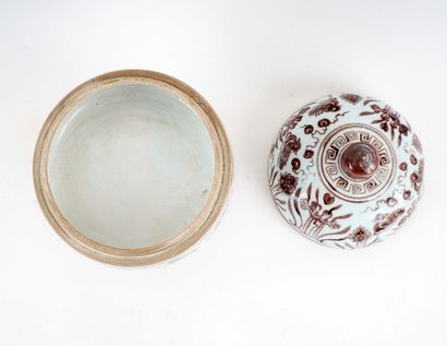 null CHINE / CHINA

A red stem covered bowl decorated with a duck's pond. Hsuan-te...