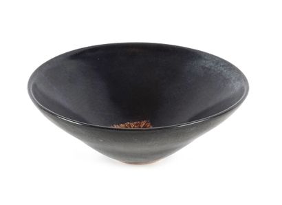 null CHINE / CHINA 

A black glazed wine bowl decorated with a leaf. 

Diameter :...
