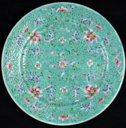 null CHINE / CHINA 

Deux assiettes en porcelaine. 
Chine, XXe siècle

74 x 44cm...