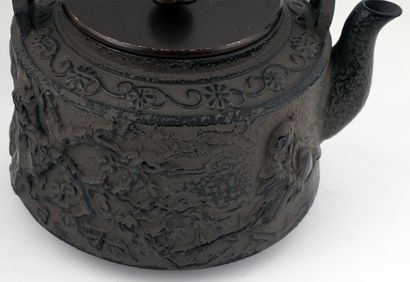 null TEAPOT / TEAPOT
Cast iron teapot with floral decorations, calligraphy and a...