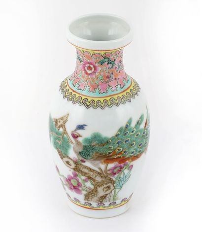 CHINE / CHINA

Vase en porcelaine, à décor...