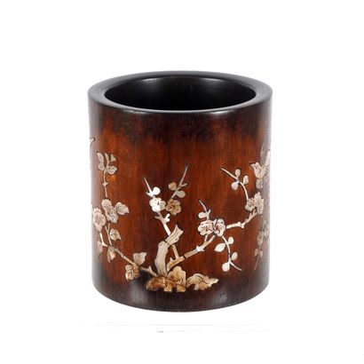 null JAPON / JAPAN 

Un pot à pinceau d'érudit japonais gravé et décoré d'oiseaux...