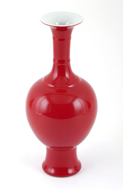 CHINE / CHINA 

Vase émaillé rouge. Marque...