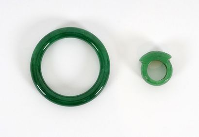 null JADE

Green coloured jadeite bangle and ring. 20th century. 

Inner diameter...