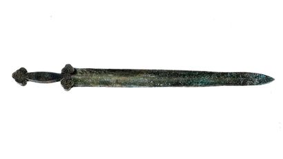 null CHINE / CHINA 

An archaistic bronze infantry sword. 

Lenght : 57.3cm or 22...