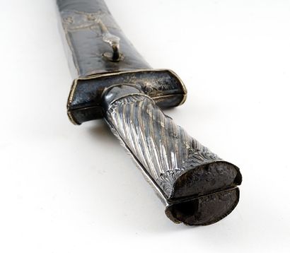 null ASIE DU SUD-EST / SOUTHEAST ASIA

Double-bladed damascus steel sword, the scabbard...