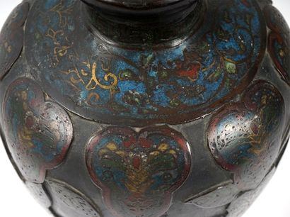 null JAPON / JAPAN 

Pair of bronze and champlevé enamel vases, decorated with flowers....