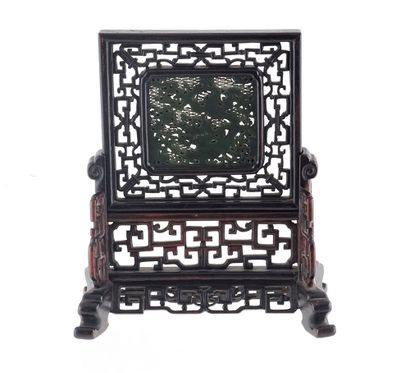 null SERPENTINE

Table screen, with serpentine medallion decorated with dragons....