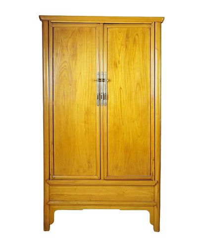null Chinese cabinet in varnished light wood. Closing system in metal, with two small...