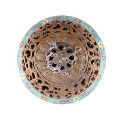 null CHINA / CHINE 

Cloisonné enamel incense burner, decorated with lotus flowers,...
