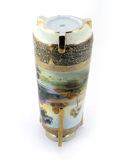 null JAPON / JAPAN 

Porcelain vase enhanced with gold. Japan, mid 20th century....