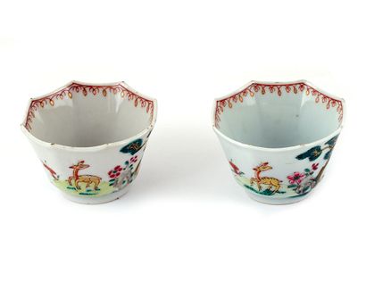 null CHINA / CHINE 

Pair of small bowls. 
China, 18th-19th century

Diameter : 6,5cm...