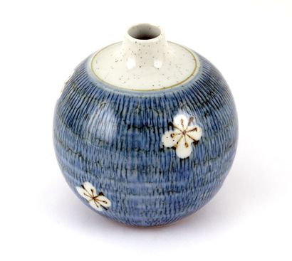 JAPON / JAPAN 

Petit vase. Japon, XXe siècle

Hauteur...