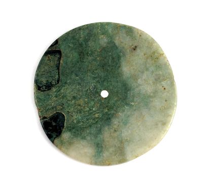 null CHINE / CHINA 

Disque en serpentine. 
Chine, XXe siècle

Diamètre : 5,5cm /...