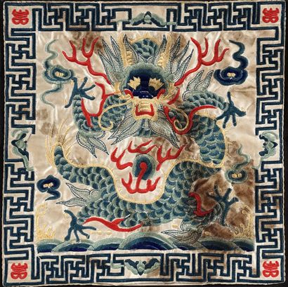 null CHINE / CHINA

Une broderie encadrée représentant un dragon. XIXe siècle.

44.5...