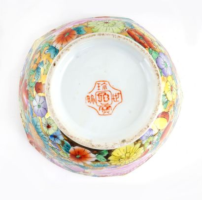 null CHINE / CHINA

Ravier floriforme en porcelaine polychrome, à décor de fleurs....