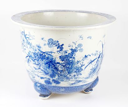 null JAPON / JAPAN

Jardinière en porcelaine à décor en bleu. 
Japon, 1ère moitié...