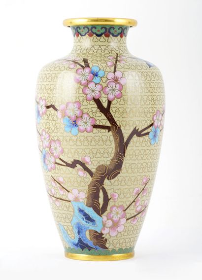 null JAPON / JAPAN 

Vase en cloisonnés sur cuivre. Japon, 1ère moitié du XXe siècle

Hauteur...