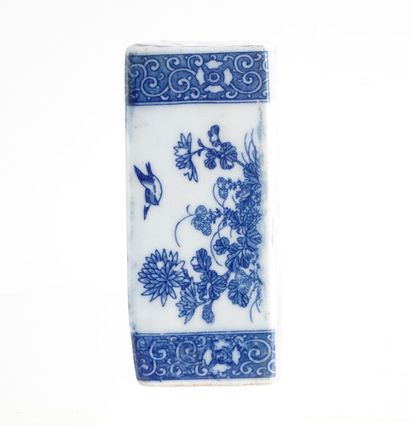 null JAPON / JAPAN 

Porcelain pillow, printed decoration
Japan, 1st half of the...