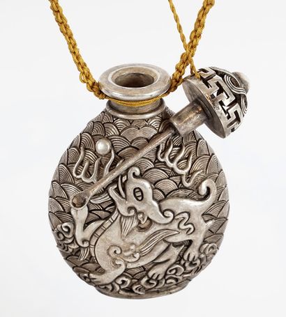 null TABATIÈRE / SNUFF BOTTLE

Snuff bottle in silver metal depicting a sea monster....
