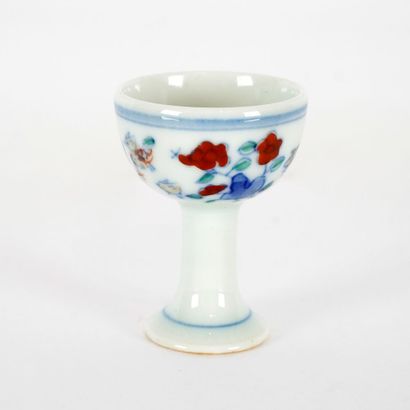 null FAMILLE VERTE 

Stem cup in the Famille Verte style, depicting a chicken. In...