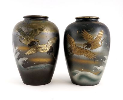 JAPON / JAPAN 

Paire de vases en cuivre,...