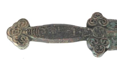 null CHINE / CHINA 

An archaistic bronze infantry sword. 

Lenght : 57.3cm or 22...