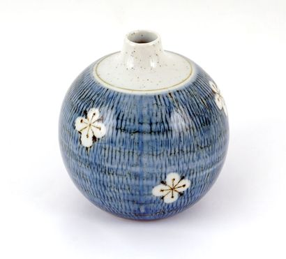 null JAPON / JAPAN 

Petit vase. Japon, XXe siècle

Hauteur : 12cm ou 4 3/4"