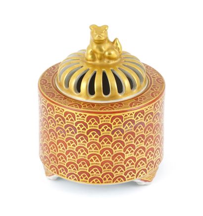 null JAPON / JAPAN 

Perfume burner with Kutani mark. 
Japan, mid 20th century

Height:...
