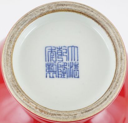 null CHINE / CHINA 



Vase émaillé rouge. Marque apocryphe Qianlong. 

Chine, XXe...